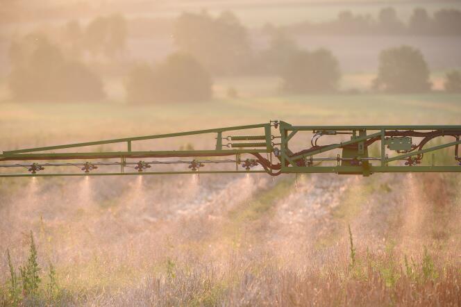 Un agriculteur pulvérise un herbicide, dans la Sarthe, en septembre 2019.