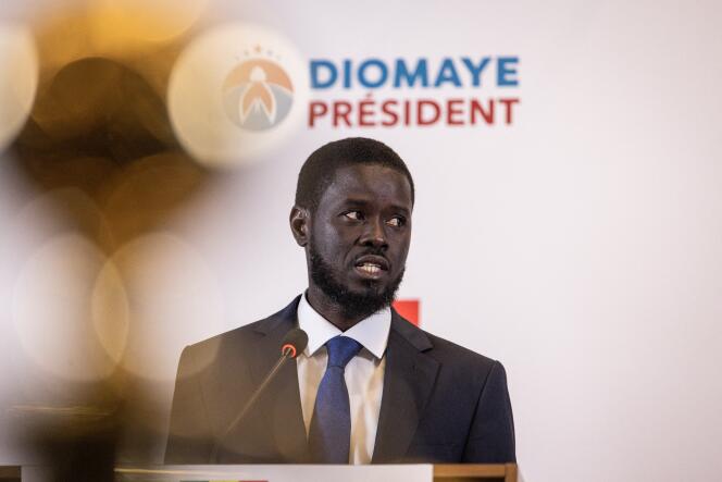 Bassirou Diomaye Faye assiste à sa première conférence de presse après avoir été déclaré vainqueur de l’élection présidentielle sénégalaise, à Dakar, le 25 mars 2024.