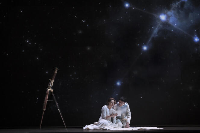 Elsa (Johanni van Oostrum) et Gottfried (rôle muet, Ilies Boumedine), dans l’opéra « Lohengrin », de Wagner, à l’Opéra du Rhin, à Strasbourg, en mars 2024.