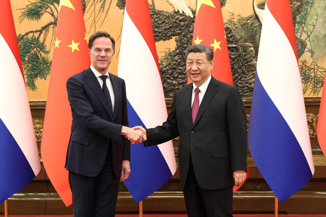 Le premier ministre néerlandais, Mark Rutte, et le président chinois, Xi Jinping, à Pékin, mercredi 27 mars 2024. 