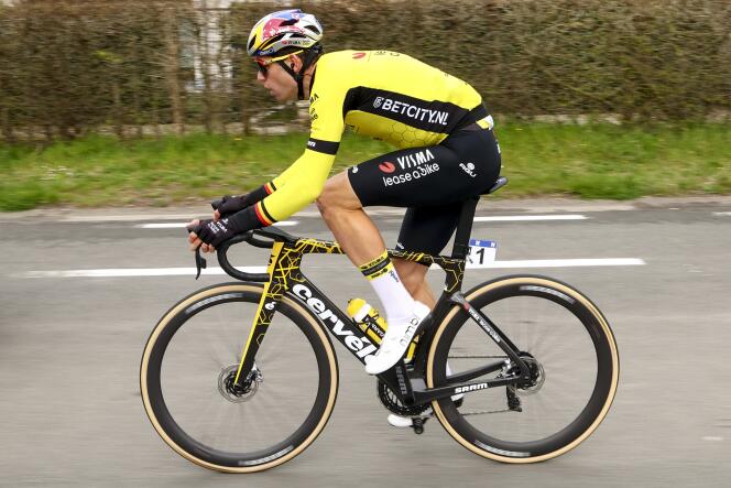 Wout van Aert de l’équipe Visma-Lease a bike, avant sa chute sur la classique A travers la Flandre, en Belgique, le 27 mars 2024. 
