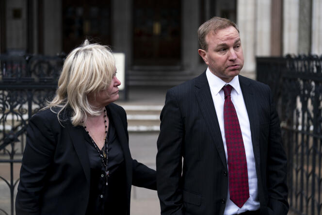 El ex operador de UBS y Citibank Tom Hayes, acompañado de su abogado, frente a los Tribunales Reales de Justicia del Reino Unido, en Londres, el 27 de marzo de 2024.