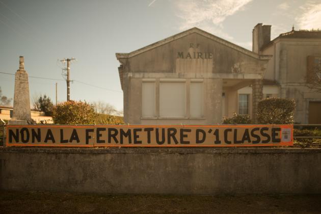 Une banderole installée devant la mairie de Fontivillié (Deux-Sèvres), le 19 mars 2024.