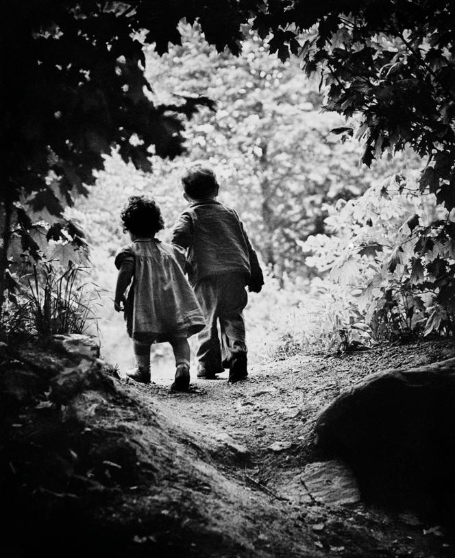 « The Walk to Paradise Garden » (« la balade vers le jardin du paradis »), 1946. Sur ce cliché, le photographe américain W. Eugene Smith saisit de dos ses enfants, Patrick et Juanita.