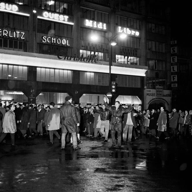 Des manifestants algériens défilent à Paris, le 17 octobre 1961. Le bilan officiel de la répression policière, alors de trois personnes décédées et d’une soixantaine de blessés, est très en-deçà des estimations des historiens, qui recensent « au moins plusieurs dizaines » de morts.