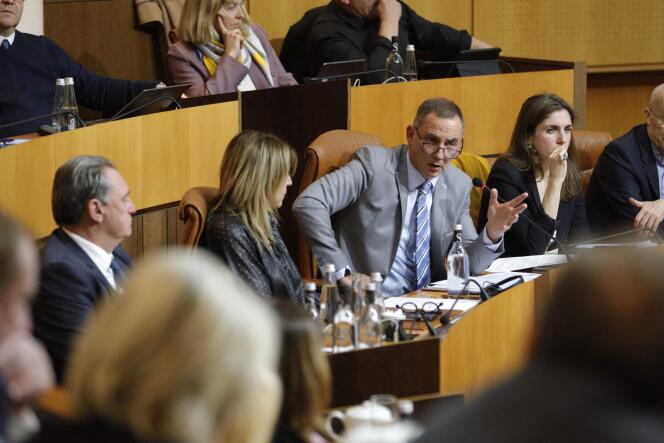 Le président du conseil exécutif de Corse, Gilles Simeoni, lors du vote sur le statut d’autonomie de l’île, dans l’hémicycle de l’Assemblée de Corse, à Ajaccio, le 27 mars 2024. 