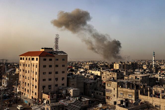 De la fumée s’élève au-dessus des bâtiments après un bombardement israélien à Rafah, dans le sud de la bande de Gaza, le 27 mars 2024.
