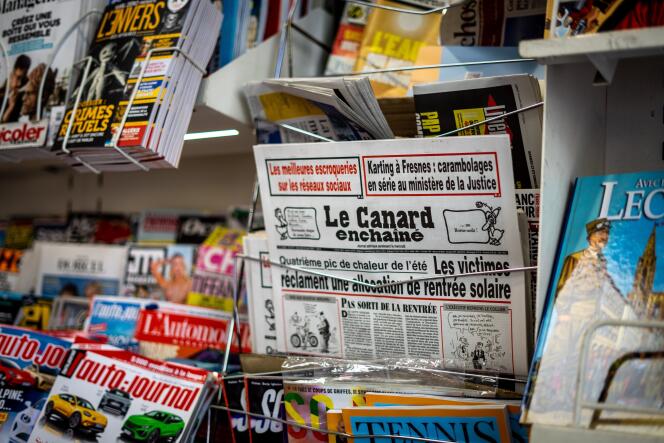 Une édition du « Canard enchaîné » dans un kiosque parisien, le 27 août 2022.