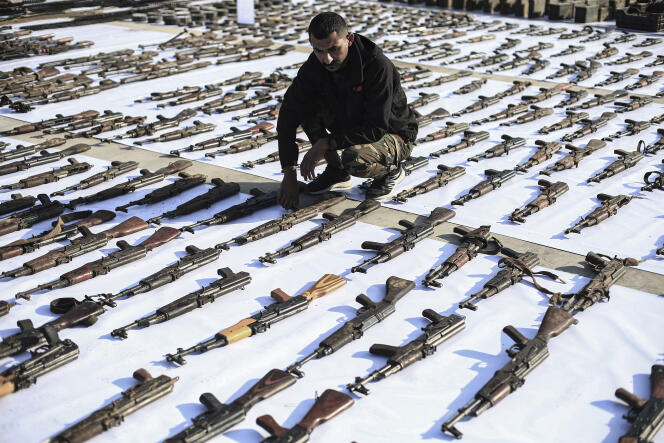 Des armes saisies à l’État islamique (EI), présentées par les Forces de mobilisation populaire (FMP) lors d’une conférence de presse à Bagdad, le 12 janvier 2023.