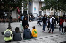 High school students wait outside the lycee Maurice Ravel in Paris before for a 4 hours philosophy dissertation, that kicks off the French general baccalaureat exam for getting into university, on June 18, 2018. (Photo by STEPHANE DE SAKUTIN / AFP)