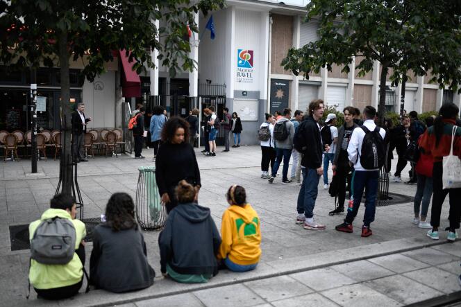 High school students wait outside the lycée Maurice Ravel in Paris before for a 4-hour philosophy dissertation, that kicks off the French general baccalaureat exam for getting into university, on June 18, 2018.