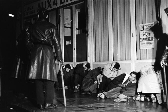 Manifestantes argelinos detenidos en Puteaux, al oeste de París, durante la manifestación pacífica del 17 de octubre de 1961.