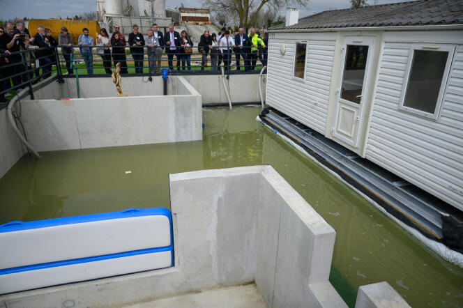 Démonstration d’un système de défense contre les inondations de la compagnie d’assurances Allianz, à Baziège (Haute-Garonne), le 21 mars 2024.