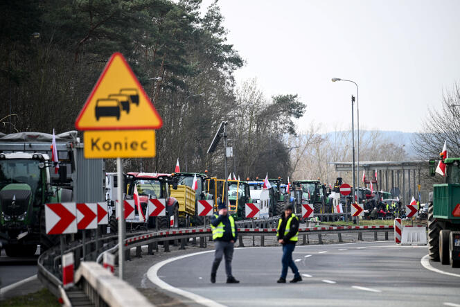 Les agriculteurs polonais bloquent une autoroute pour protester contre l’importation de produits agricoles ukrainiens, à la frontière germano-polonaise, près deFrancfort-sur-l’Oder (Allemagne), le 20 mars 2024.