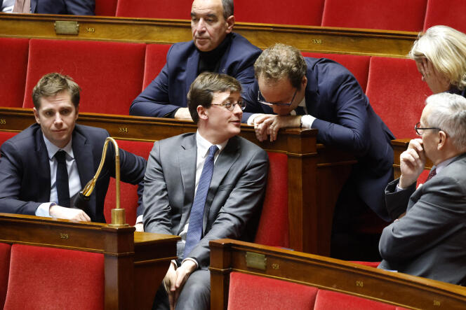 Le député français du groupe Renaissance Sacha Houlié (au centre), lors d’une séance de questions au gouvernement à l’Assemblée nationale, à Paris, le 20 décembre 2023.