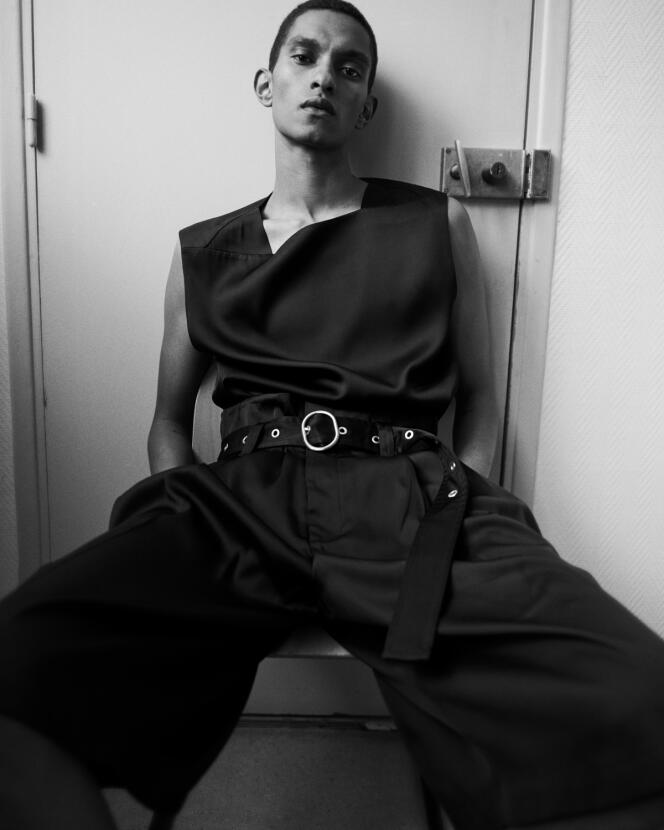 Top and belted bermuda shorts in silk and viscose canvas, Jil Sander by Lucie and Luke Meier, price upon request.