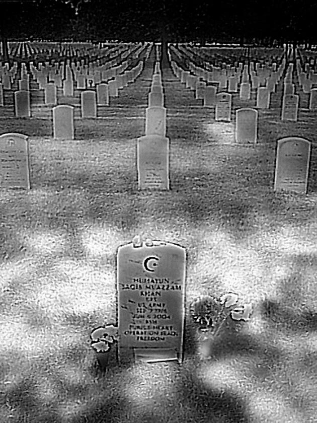 In Arlington (Virginia) military cemetery, September 2016. In the foreground, the grave of Captain Humayun Khan, killed in Iraq in 2004. In 2016, Khizr Khan, the father of this Muslim soldier, struck a chord by denouncing Donald Trump's anti-Muslim stance in a speech at the Democratic National Convention.