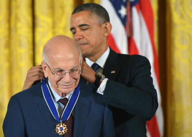 Le président américain Barack Obama remet la médaille présidentielle de la liberté au psychologue Daniel Kahneman, à la Maison Blanche, à Washington, le 20 novembre 2013.