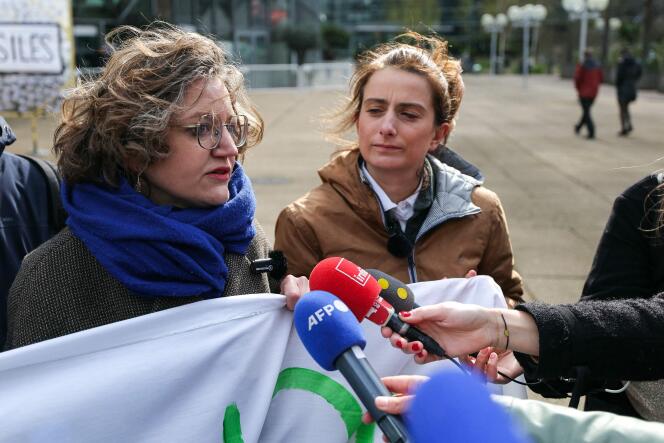 Marie Toussaint y Marine Tondelier frente a la torre TotalEnergies en La Défense, en Courbevoie (Altos del Sena), el 28 de marzo de 2024, para exigir el fin del uso de combustibles fósiles en Europa.
