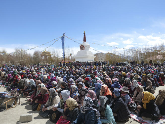 Des habitants du Ladakh lors d’un sit-in pour réclamer des garanties constitutionnelles pour leur région montagneuse de Leh (Inde), le 24 mars 2024.