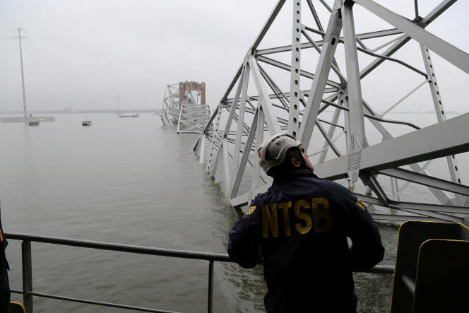 Un employé du Bureau national pour la sécurité des transports (NTSB) observe le cargo « Dali », qui a heurté et fait s’effondrer le pont Francis Scott Key, à Baltimore, dans le Maryland, le 27 mars 2024. 