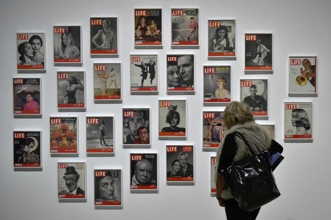 Une femme regarde des couvertures du magazine « Life », présentées lors d’une rétrospective sur la carrière du photographe letton Philippe Halsman, à Madrid, le 30 novembre 2016.