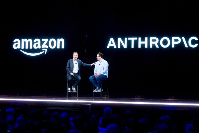 Le patron d’Amazon Web Services, Adam Selipsky, aux côtés du PDG et cofondateur d’Anthropic, Dario Amodei, à Las Vegas (Nevada), le 28 novembre 2023.