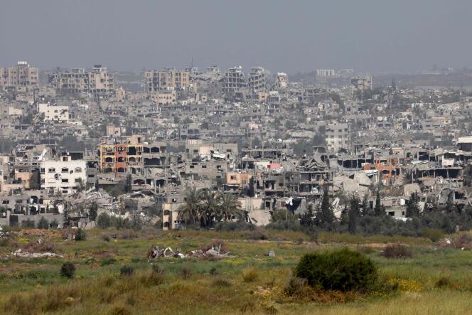 Immeubles détruits par des frappes israéliennes à la frontière sud d’Israël avec la bande de Gaza, le 28 mars 2024.