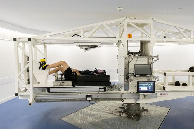 Un volontaire, Enzo, participe alité à sa séance quotidienne de vélo sur centrifugeuse. Au Medes, à Toulouse, le 13 mars 2024.