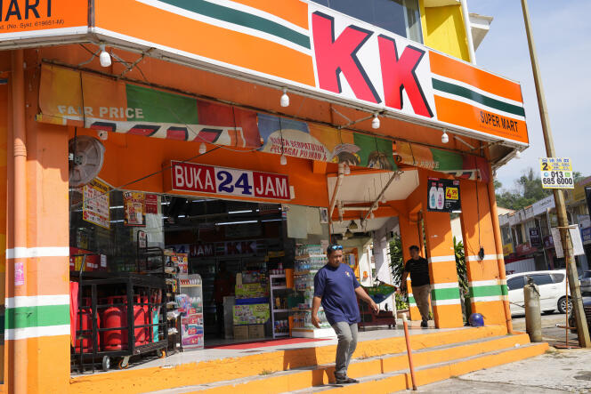 Un magasin de proximité KK Super Mart, dans le quartier de Puchong, en périphérie de Kuala Lumpur (Malaisie), le 26 mars 2024. 