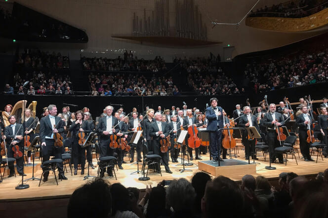 Cristian Macelaru (à droite) lors du jubilé des 90 ans de l’Orchestre national de France, à la Philharmonie de Paris, le 26 mars 2024.