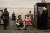 Des personnes s’abritent dans une station de métro souterraine lors d’une alerte au raid aérien à Kiev, le 28 mars 2024.