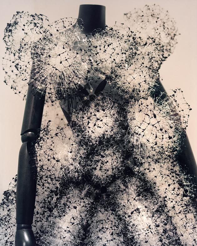 A Paris Comme des garcons voit tres grand