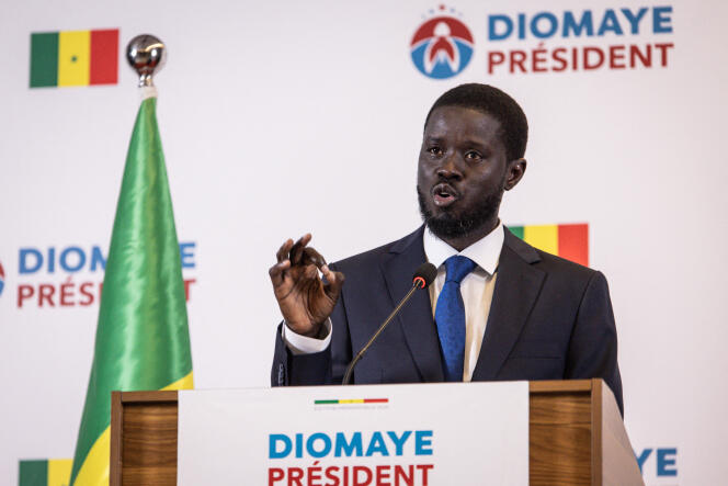 Bassirou Diomaye Faye, nouvellement élu chef de l'Etat sénégalais lors de sa conférence de presse, le 25 mars 2024 à Dakar, au lendemain de l'élection présidentielle. 