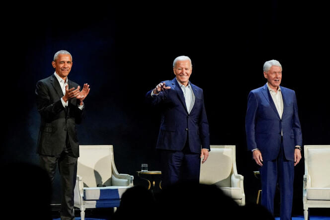 Joe Biden, Barack Obama et Bill Clinton participent à une discussion animée par Stephen Colbert, animateur de l'émission The Late Show with Stephen Colbert de CBS, lors d'une collecte de fonds au Radio City Music Hall de New York, États-Unis, le 28 mars 2024. .