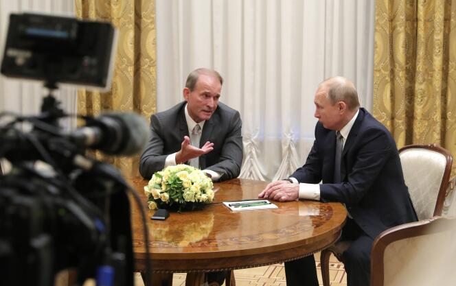 Ukrajinský oligarcha Viktor Medvetčuk (vlevo) a ruský prezident Vladimir Putin v Petrohradu, červenec 2019.