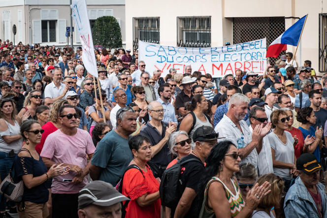 Une manifestation devant le Congrès de Nouméa, après l’appel des groupes Loyalistes et Rassemblement, le 28 mars 2024.