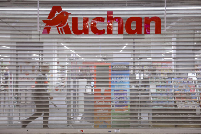 Un supermarché Auchan fermé, dans un centre commercial du quartier d'affaires de La Défense, le 19 avril 2023. 