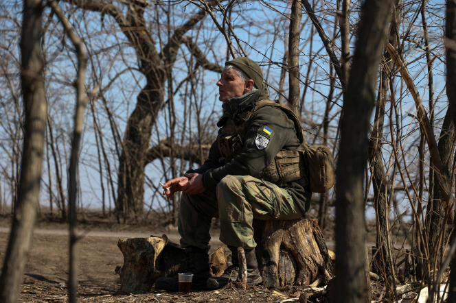 Un militaire ukrainien d’une unité de défense aérienne, dans la région de Donetsk (Ukraine), le 28 mars 2024. 