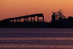 Coucher de soleil sur le pont Francis Scott Key effondré, à Baltimore, (Maryland), le 28 mars 2024.
