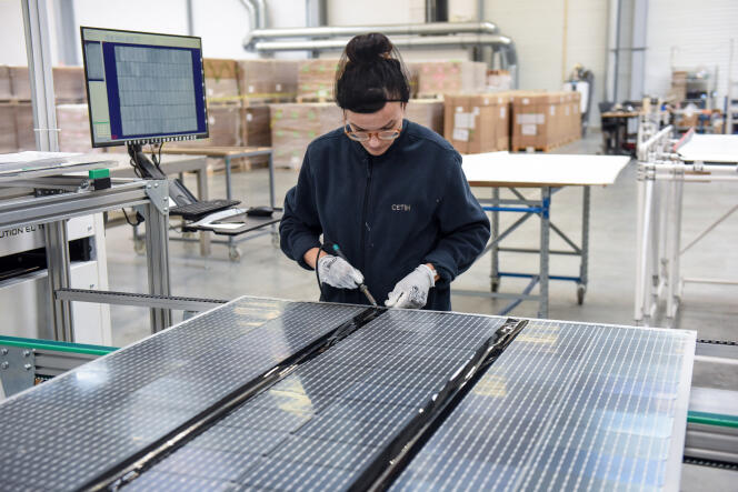 Une salariée de Systovi travaille sur une chaîne de production de panneaux solaires, à l’usine de Carquefou (Loire-Atlantique), près de Nantes, le 6 mars 2023.   
