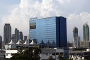 Un bâtiment occupé par Teleperformance, une société de centre d’appel, dans le quartier financier de Makati à Manille, le 3 mai 2013. 