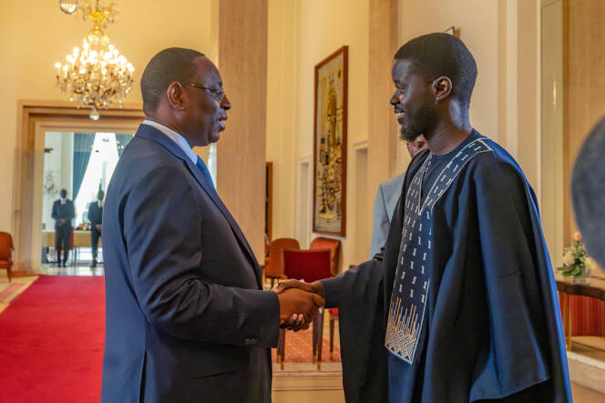 Le président élu du Sénégal, Bassirou Diomaye Faye (à droite), rencontre le président sortant Macky Sall (à gauche) au palais présidentiel de Dakar, le 28 mars 2024.