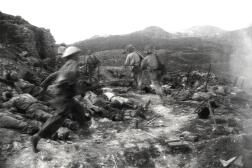 Des soldats vietnamiens lors d’une attaque d’un bastion français sur la colline d’Eliane, à Dien Bien Phu, en mai 1954. 