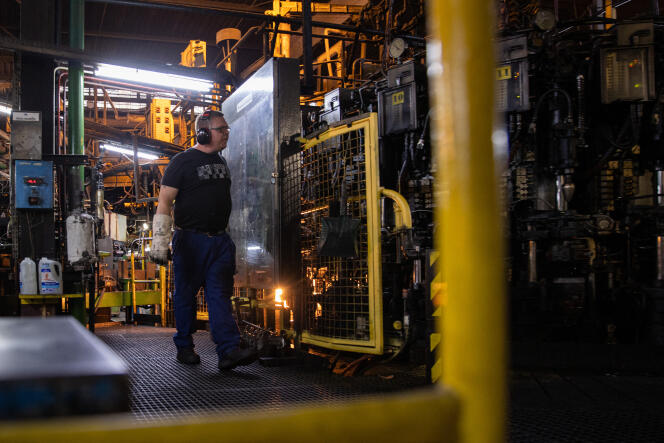 Un employé contrôle une machine dans la verrerie Arc, à Arques (Pas-de-Calais), le 9 septembre 2022.