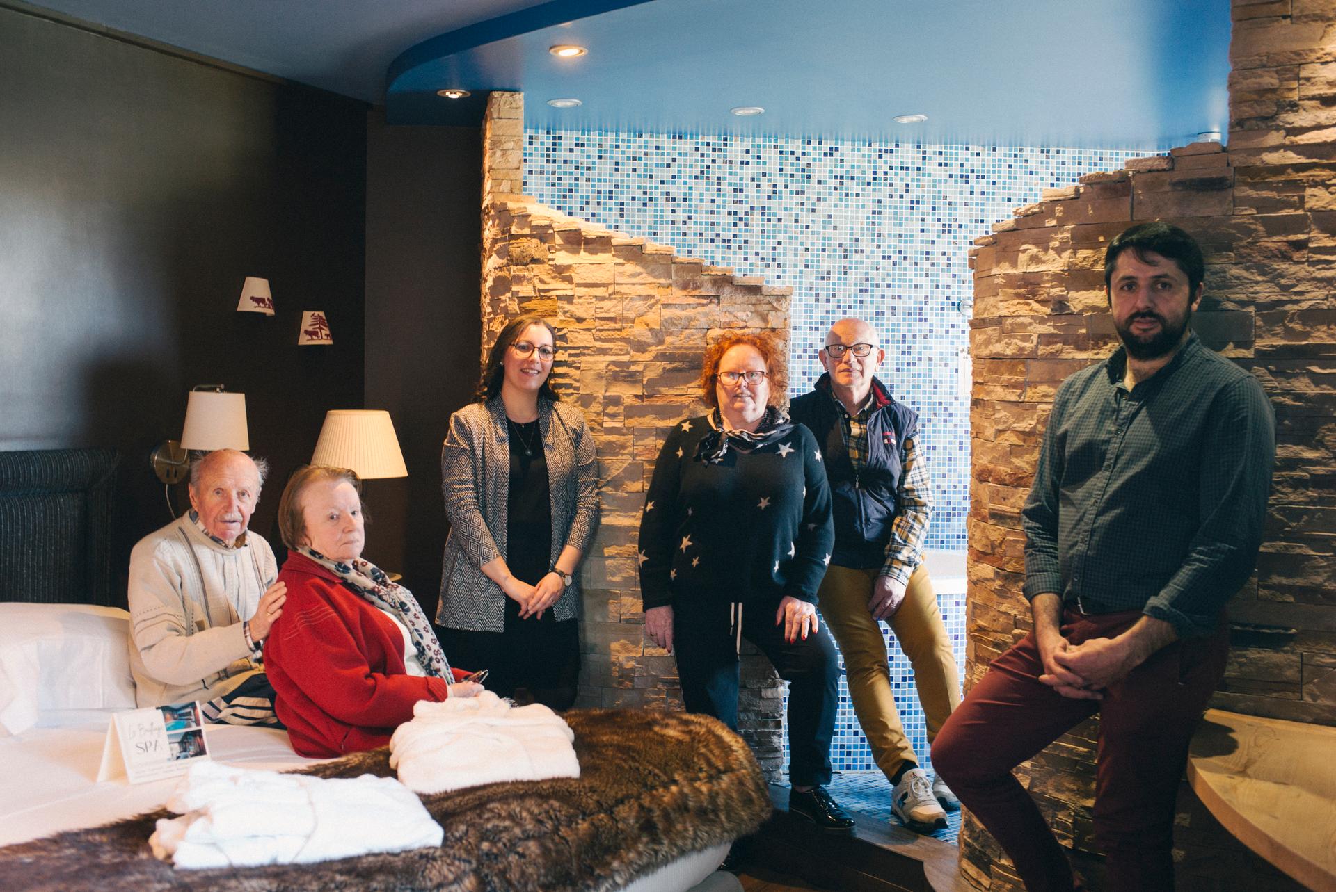 De gauche à droite, Charly, 95 ans, et Denise Bancarel, 93 ans. Puis, Marion Bancarel, 32 ans, à côté de Dominique Gouzon, 67 ans, et son mari, Jean-Michel Gouzon, 70 ans, et Antoine Bancarel, 32 ans. Trois générations qui ont dirigé l’Hôtel Le Bailliage, à Salers (Cantal), le 19 mars 2024.