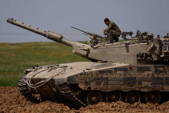 Un soldat israélien tient une mitrailleuse sur un char, près de la frontière entre Israël et la bande de Gaza, le 30 mars 2024.