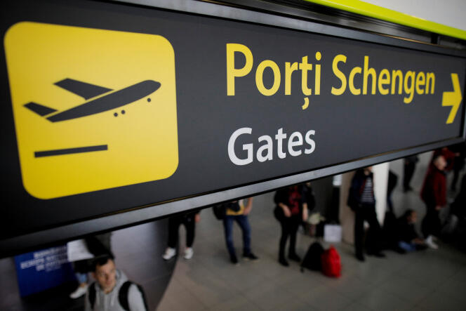 De nouveaux panneaux de signalisation indiquent aux passagers le chemin vers les « portes Schengen », à l’aéroport de Bucarest, le 28 mars 2024.