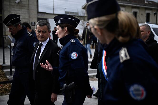 内政部长 Gérald Darmanin 于 3 月 30 日星期六在圣但尼 (Seine-Saint-Denis) 发言。 