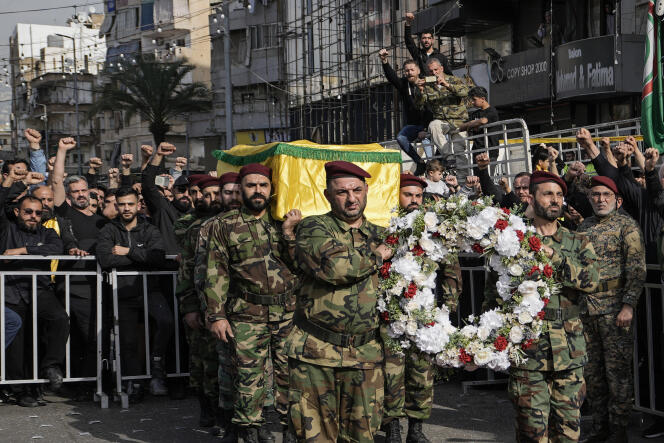 Combatientes de Hezbolá llevan el ataúd de Mostafa Ahmad Makki, asesinado por un ataque israelí en Siria el 29 de marzo, en los suburbios del sur de Beirut, el 30 de marzo de 2024.